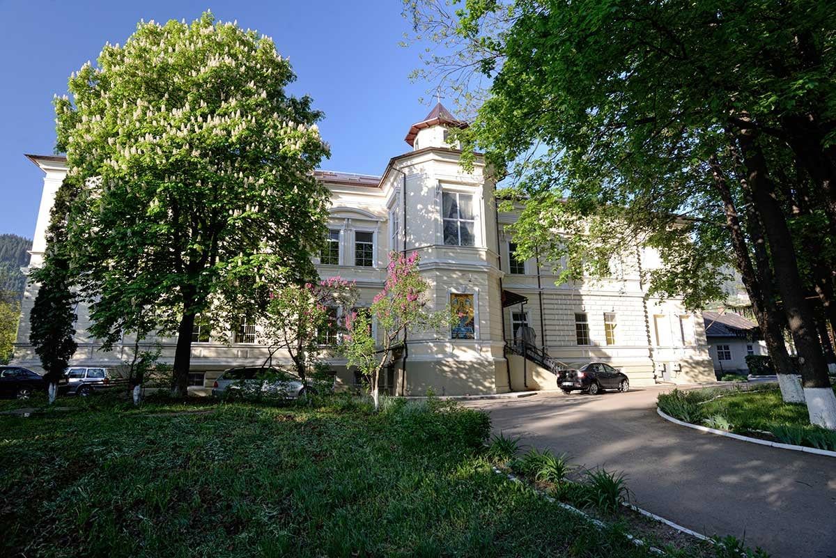 Clădirea Spitalului de Psihiatrie Câmpulung Moldovenesc, str. Trandafirilor nr. 2, Câmpulung Moldovenesc