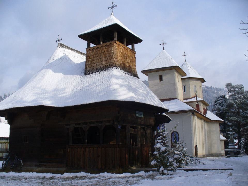 Biserica de lemn din Broșteni, iarna