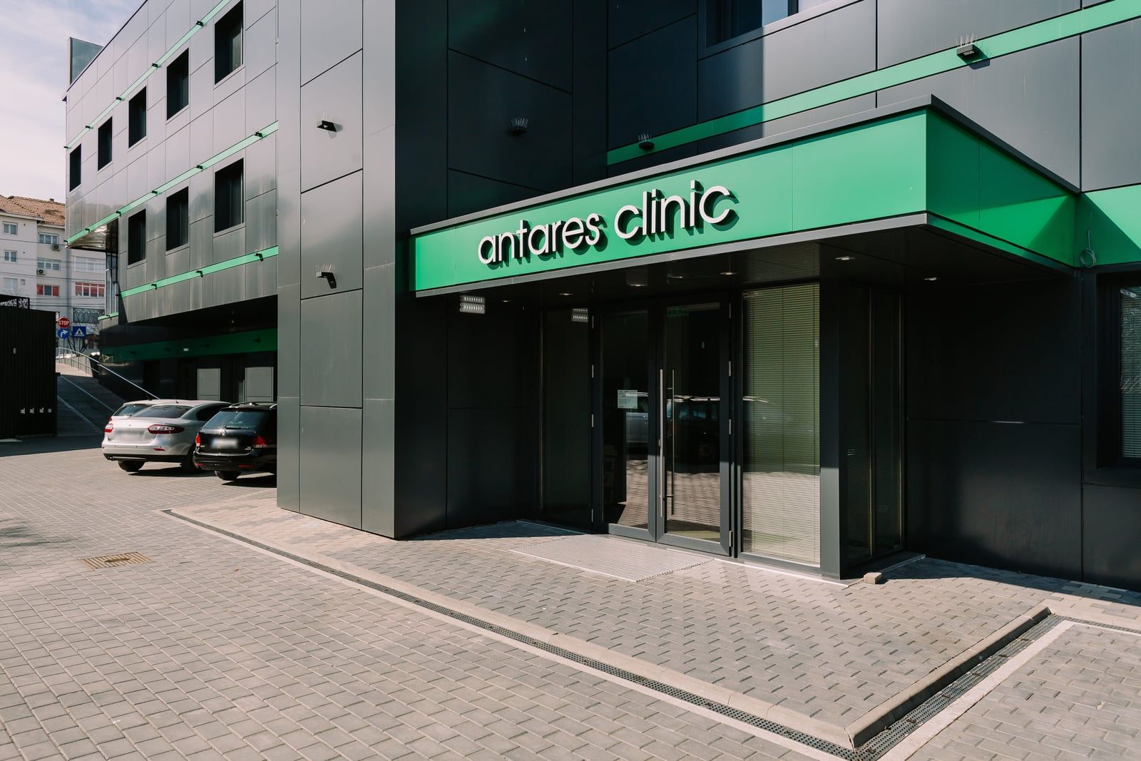 Intrarea clinicii Antares (MedLife) din Botoșani, Calea Națională nr. 113