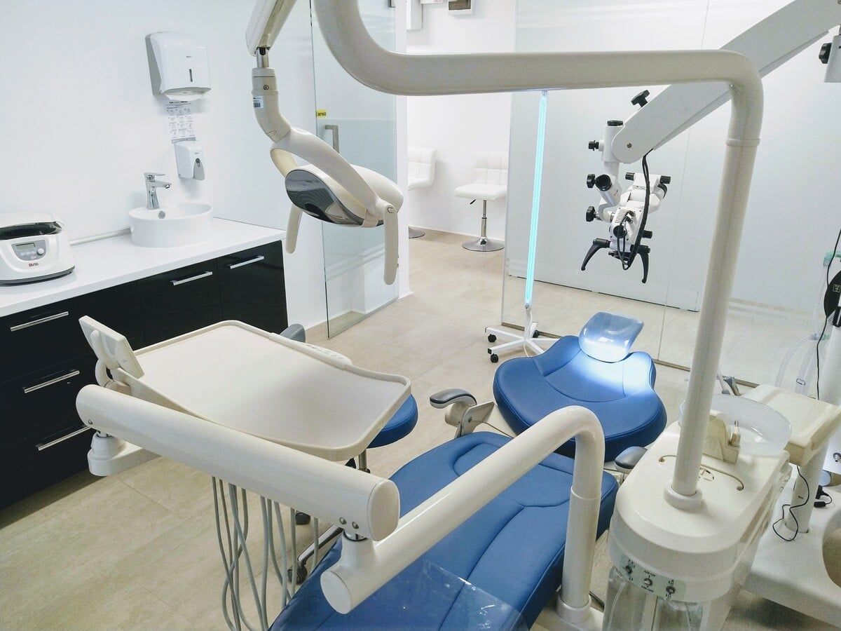 Cabinet de tratament stomatologic cu unit dentar și microscop, Charisma Smile, str. Narciselor nr. 5H, Suceava