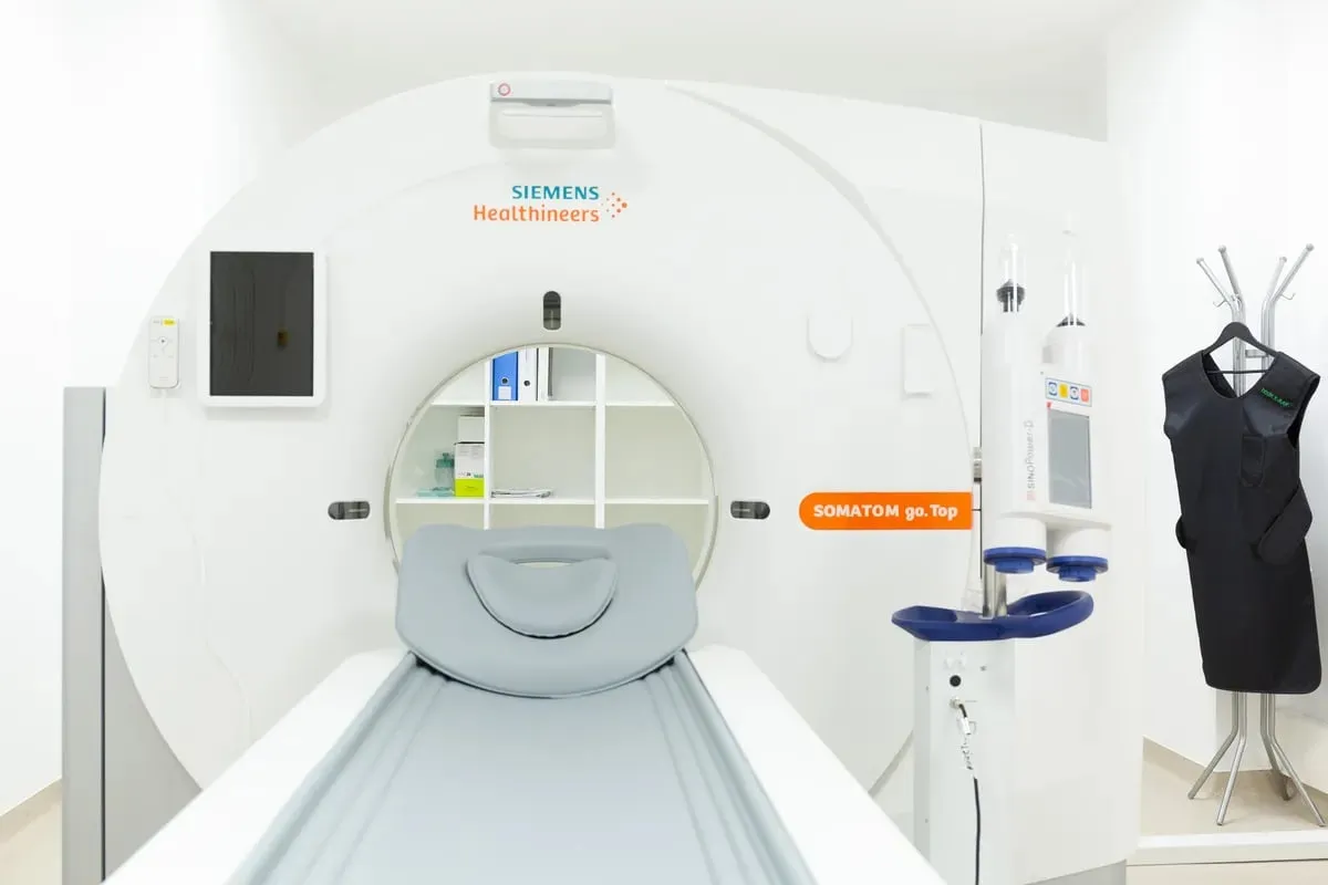 Sala de tomografie computerizată (CT Siemens SOMATOM go.Top) a Dorna Medical, str. Universității nr. 29, Suceava