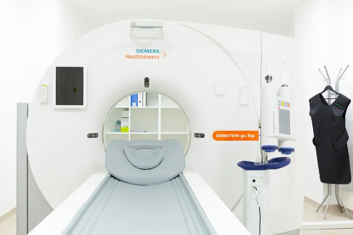 Sala de tomografie computerizată (CT Siemens SOMATOM go.Top) a Dorna Medical, str. Universității nr. 29, Suceava