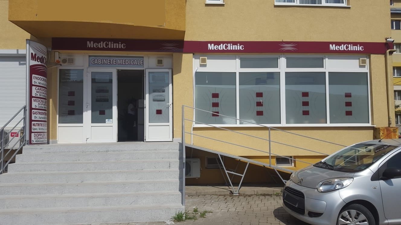 Intrarea în MedClinic, str. Universității nr. 19, Suceava
