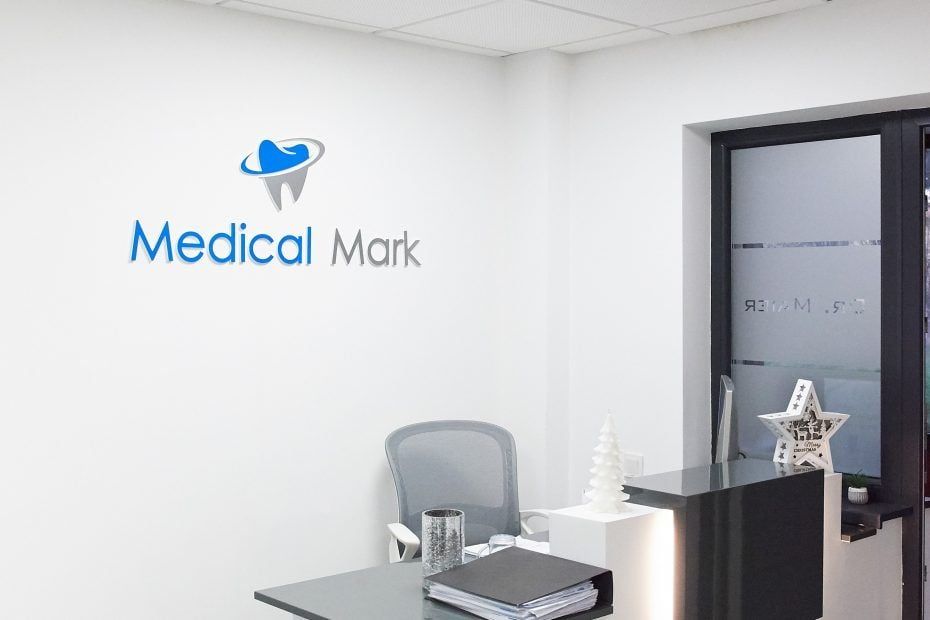 Recepția clinicii stomatologice Medical Mark, cu sigla clinicii pe perete
