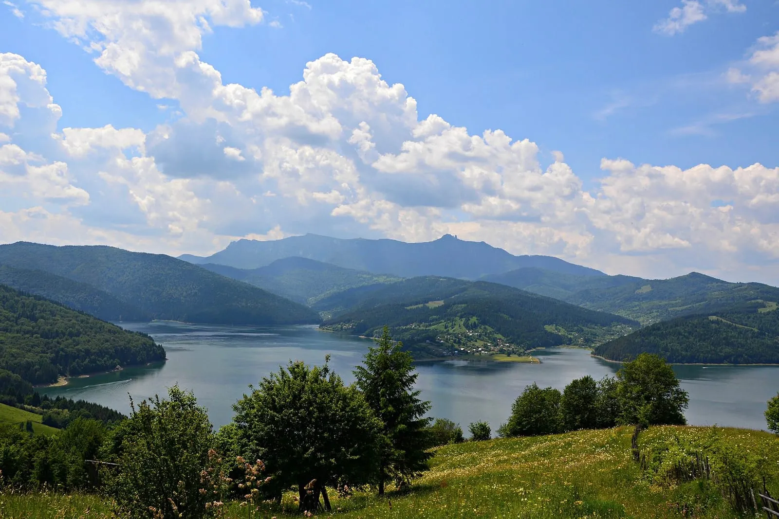 Lacul Izvorul Muntelui (Lacul Bicaz) și munții din jur, județul Neamț