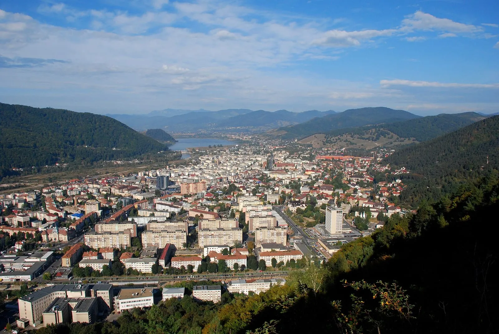 Vedere asupra municipiului Piatra-Neamț, între Dealul Bătca Doamnei și Muntele Cozla