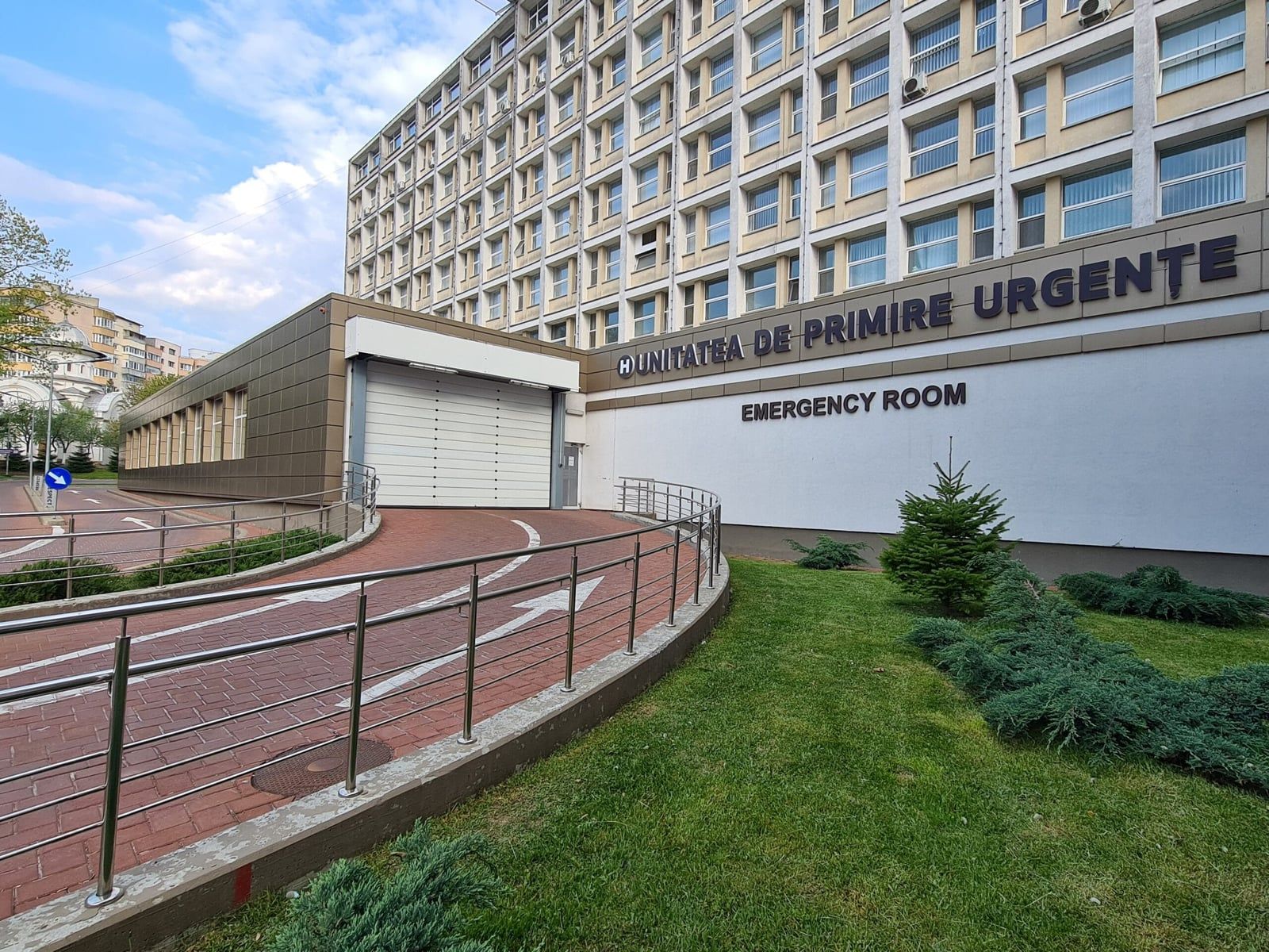 Clădirea Spitalului Clinic Județean de Urgență Suceava și intrarea în Unitatea de Primiri Urgențe