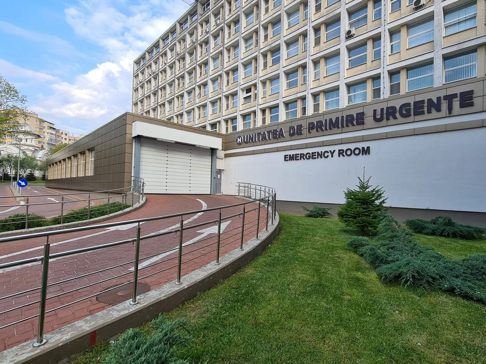 Clădirea Spitalului Clinic Județean de Urgență Suceava și intrarea în Unitatea de Primiri Urgențe