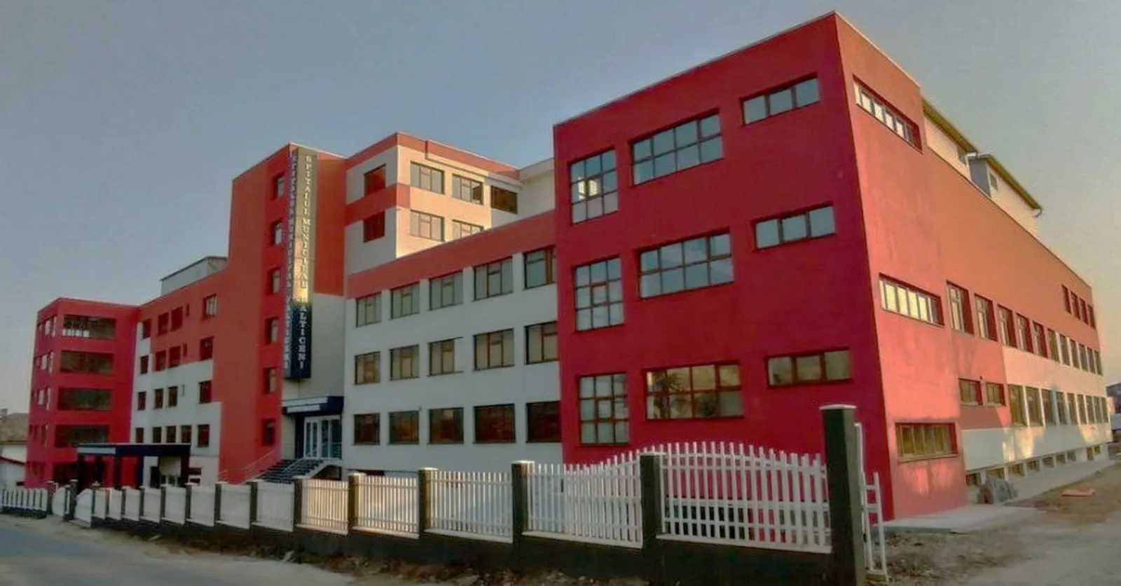 Clădirea Spitalului Municipal Fălticeni, unde funcționează și ambulatoriul, str. Cuza Vodă nr. 1