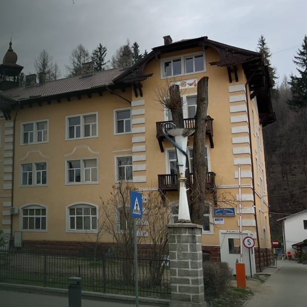 Clădirea Spitalului Municipal Vatra Dornei, din care face parte ambulatoriul, str. Mihai Eminescu nr. 12