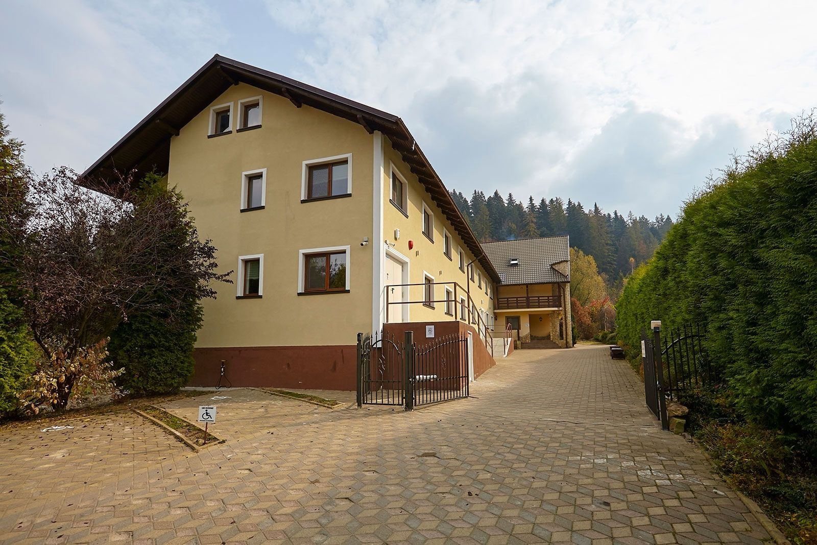 Clădirea Spitalului de Îngrijiri Paliative „Sfântul Luca”, str. Principală nr. 450A, comuna Sucevița