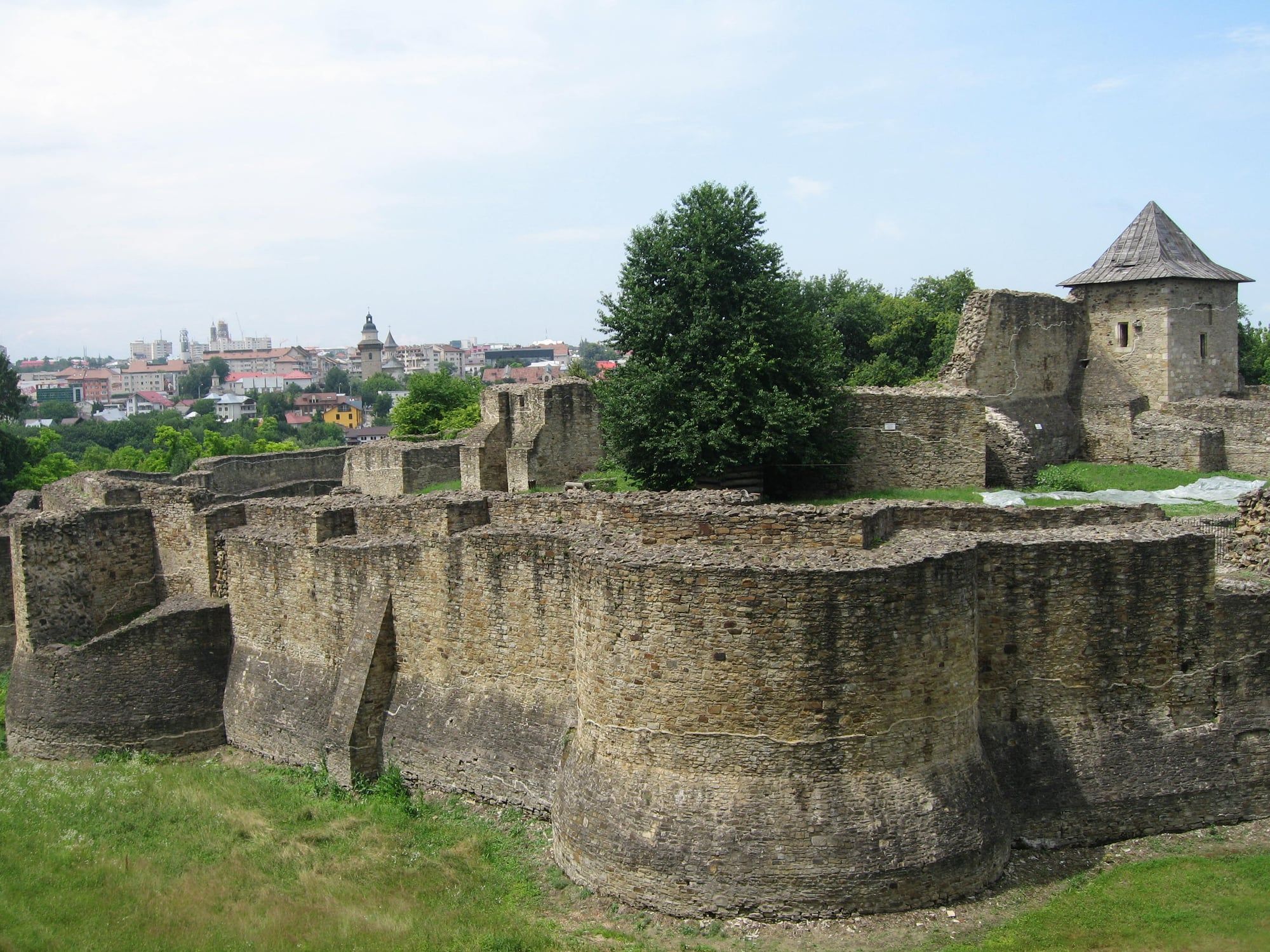 Cetatea de Scaun a Sucevei, cu orașul Suceava în fundal