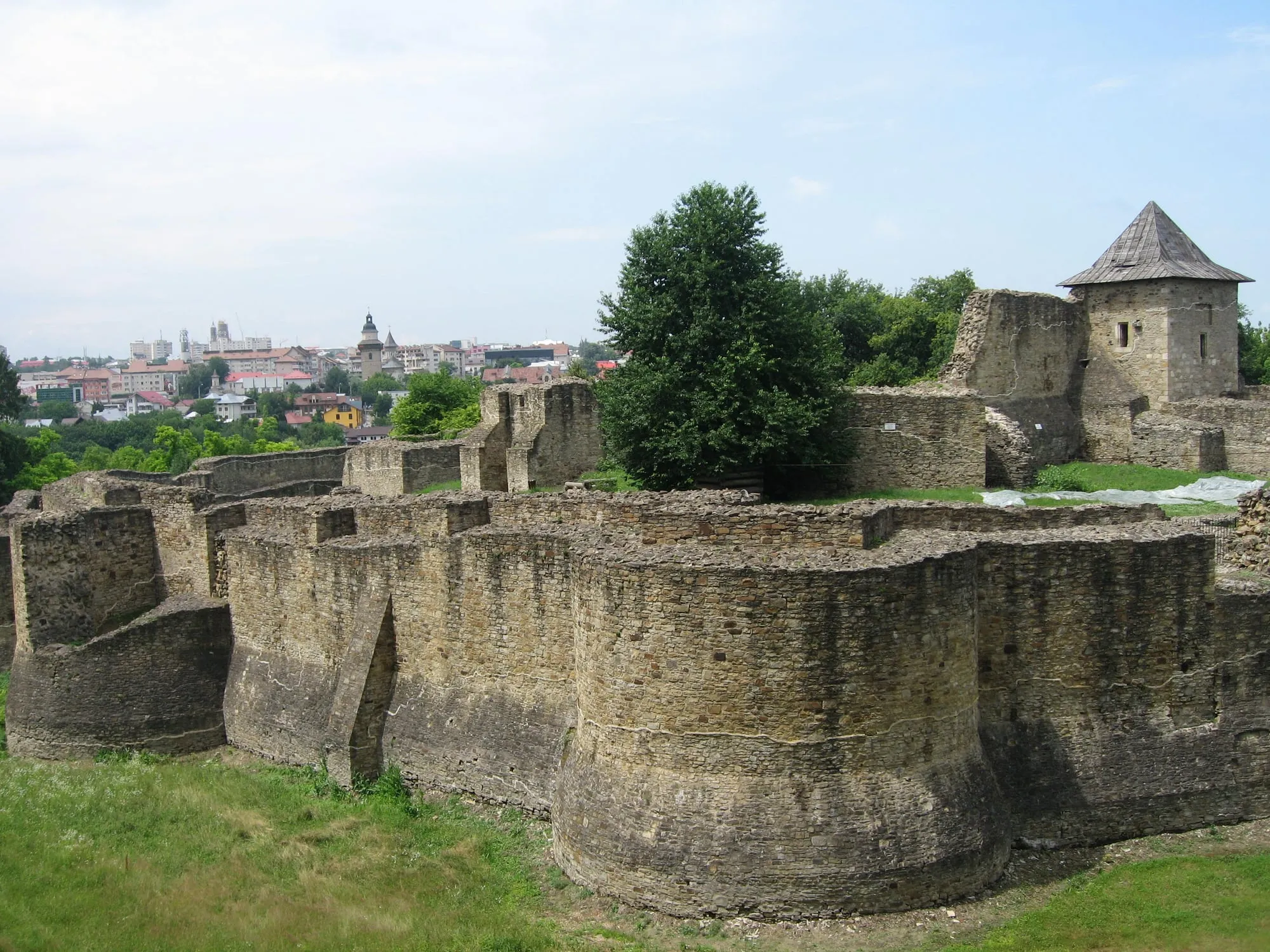 Cetatea de Scaun a Sucevei, cu orașul Suceava în fundal