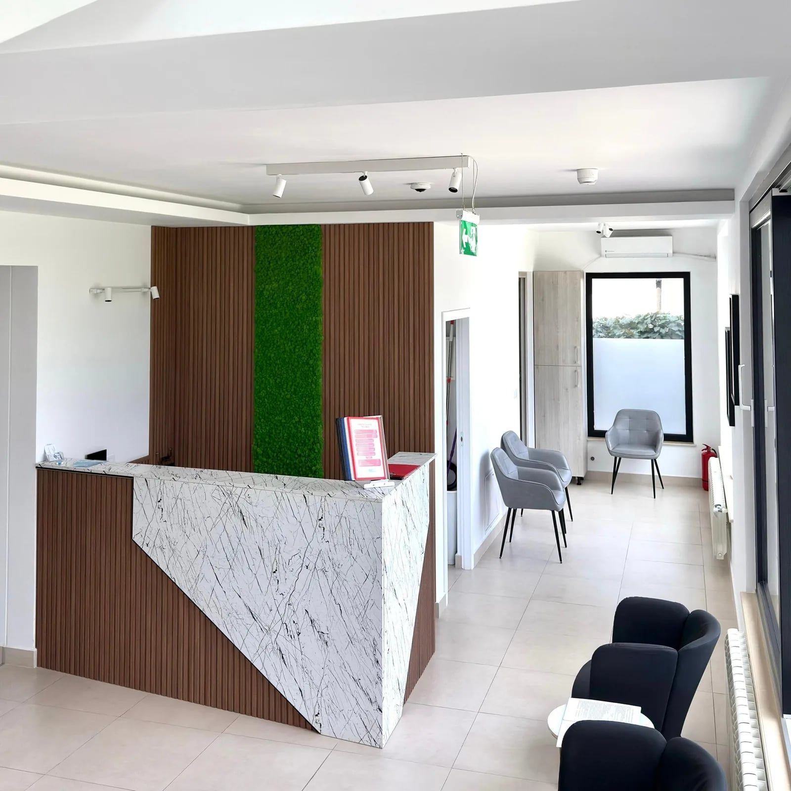 Recepția și sala de așteptare a Clinicii TrifMed, str. Mihai Eminescu nr. 17, Fălticeni